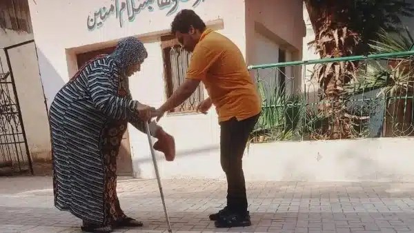 كبار السن يصوتون في انتخابات النواب بالمنيب