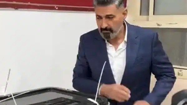 ياسر جلال يصوت في انتخابات النواب أول ظهور بعد أزمة الجزائر