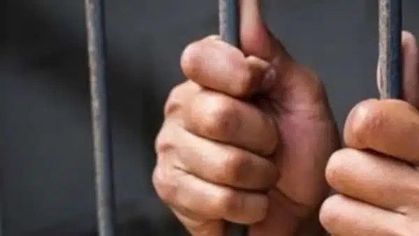 إحالة 3 جامعي قمامة للمحاكمة بتهمة تعاطي المخدرات