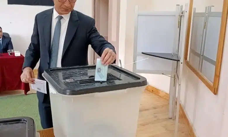 رئيس جامعة دمنهور يصوّت ويؤكد الواجب الوطني للمشاركة