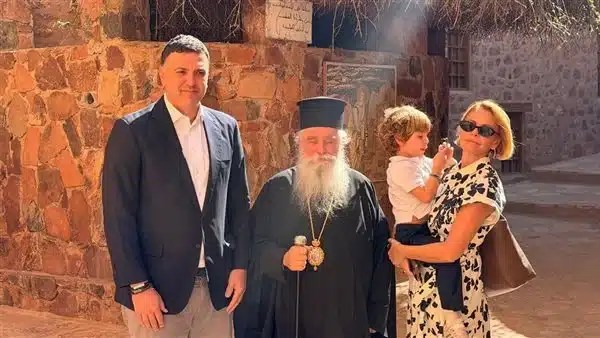 735 سائحًا يزورون سانت كاترين بقيادة وزير يوناني