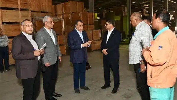 وزير الإنتاج الحربي يتفقد سير العمل بشركة حلوان للأجهزة المعدنية