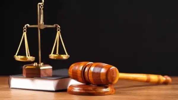 متهم ينتحل صفة مسئول بشركة شهيرة ويواجه عقوبات صارمة