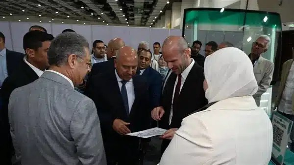 وزير الصناعة يوافق على توسعات جديدة لشركة زجاج سيارات