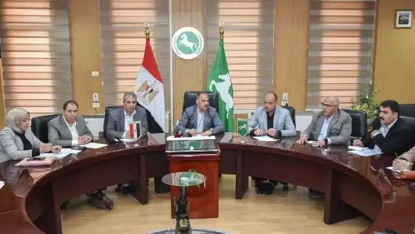 محافظ الشرقية يناقش مشروعات مياه الشرب والصرف الصحي