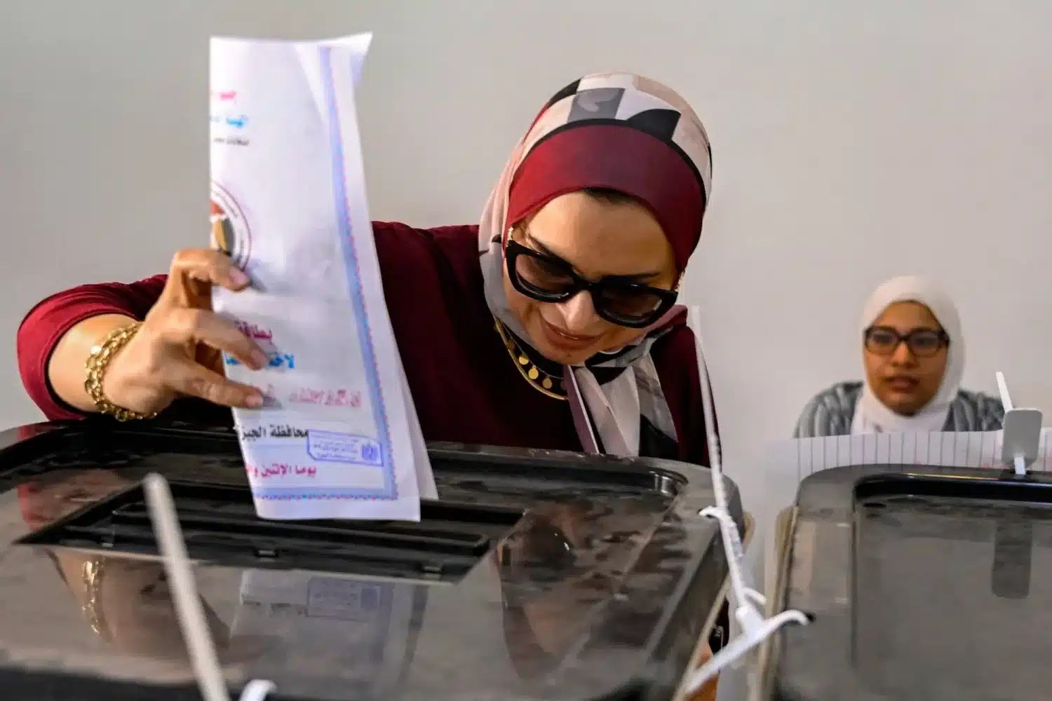 سيدة من ذوى الإعاقة تدلي بصوتها في العجوزة