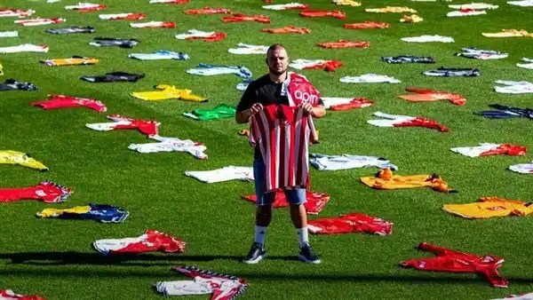 مشجع موناكو يكسر الرقم القياسي في جمع قمصان الفريق