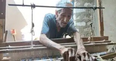 العم عزت.. صانع الشال اليدوي في قنا