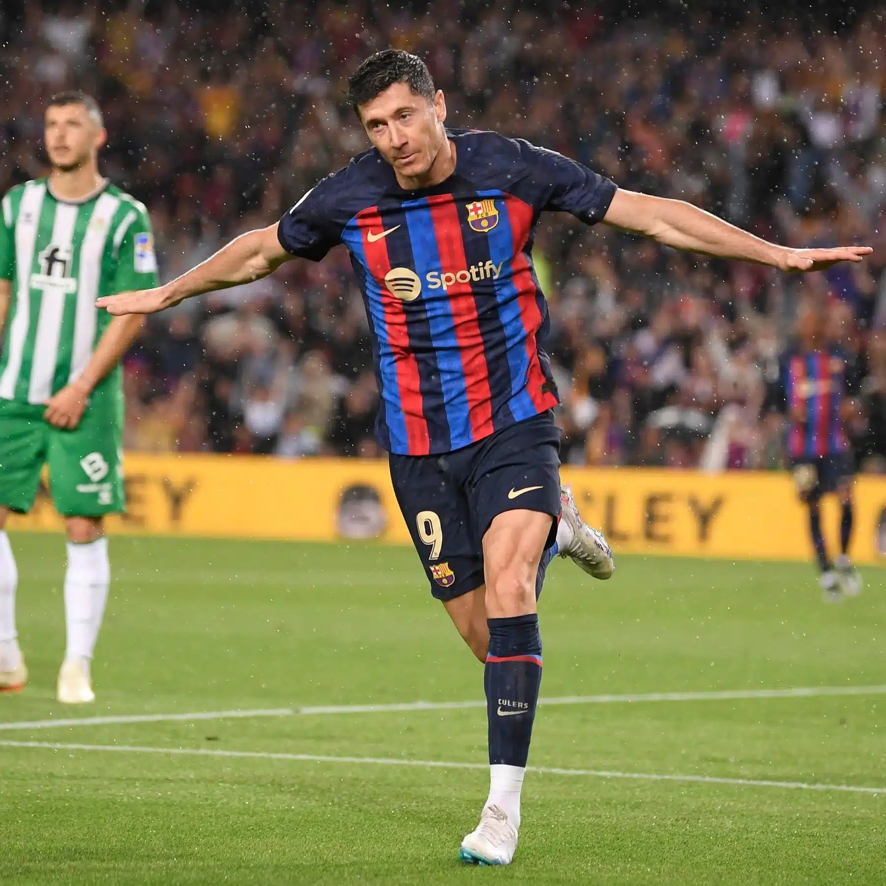 ليفاندوفسكي يحقق إنجازاً تاريخياً مع برشلونة