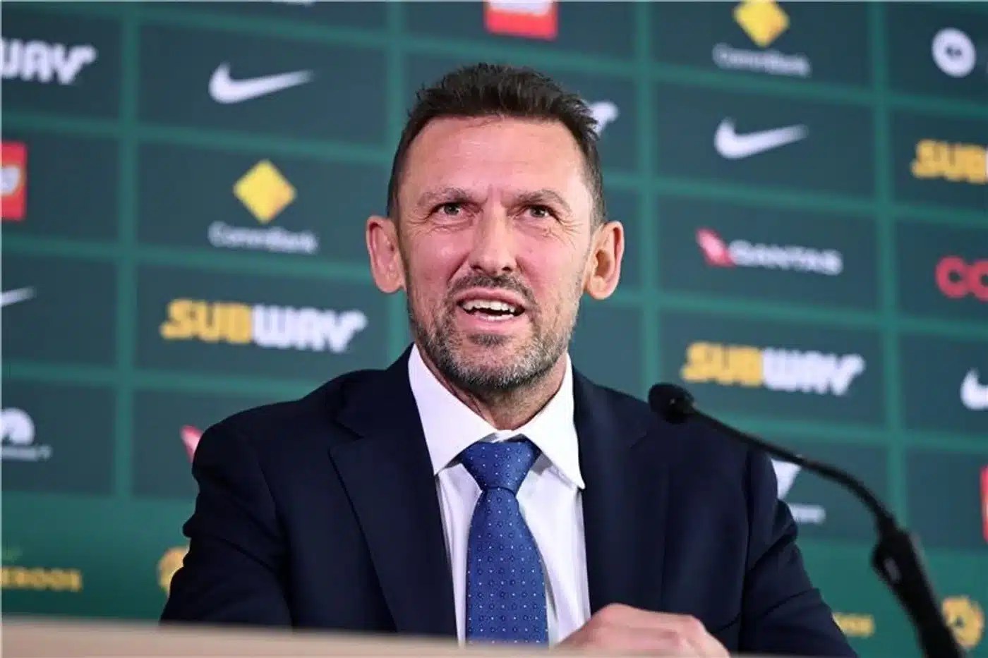 مدرب أستراليا يرشح مدافع مانشستر يونايتد للمونديال