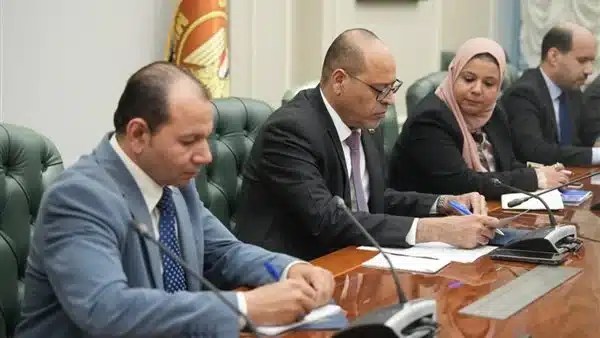 وزير العمل يبحث سبل التعاون مع وفد البنك الدولي