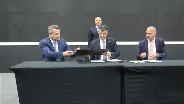 توقيع عقد إدارة القطار الكهربائي السريع السخنة - مطروح