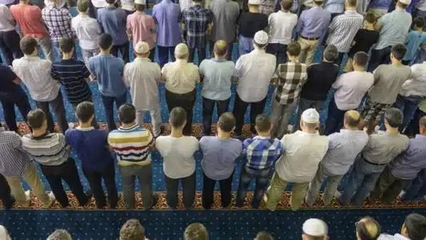 العدد اللازم لصلاة الجماعة وفق المفتي