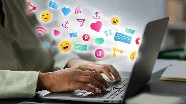 حكم مشاركة البلوجر للمقاطع غير الأخلاقية