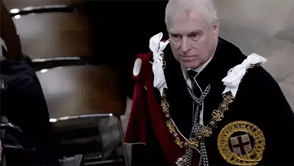 بريطانيا تجرد الأمير أندرو من رتبته البحرية