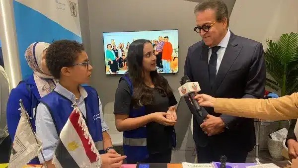 وزير الصحة يزور جناح المجلس القومي للطفولة والأمومة