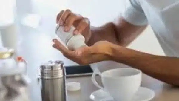 تأثير تناول الفيتامينات بعد الإفطار والشاي