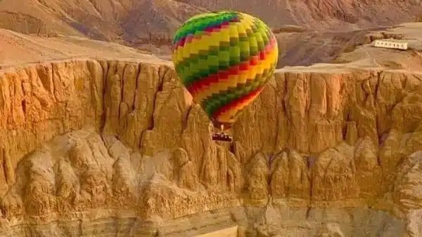 إلغاء رحلات البالون الطائر في الأقصر بسبب الرياح