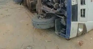 انقلاب أتوبيس رحلات في إسنا يؤثر على حركة المرور