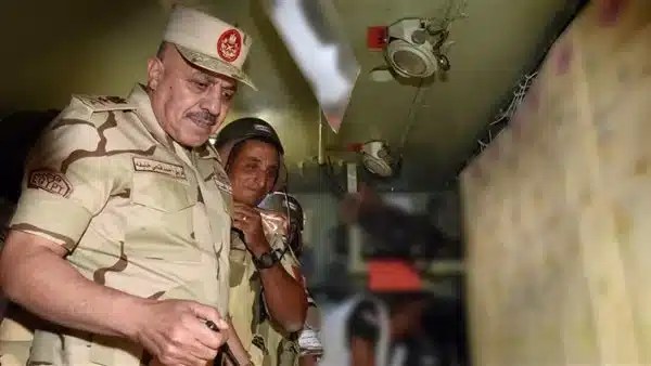 وزير الدفاع يشهد تنفيذ مشروع تكتيكي بالذخيرة الحية