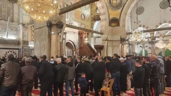 حشود المصلين تصل المسجد الأقصى وسط ظروف قاسية
