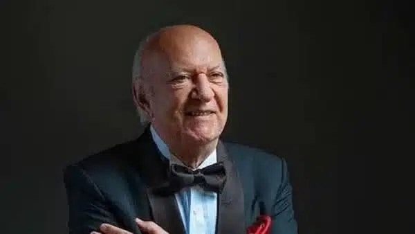 مصطفى كامل يطمئن على صحة عمر خيرت