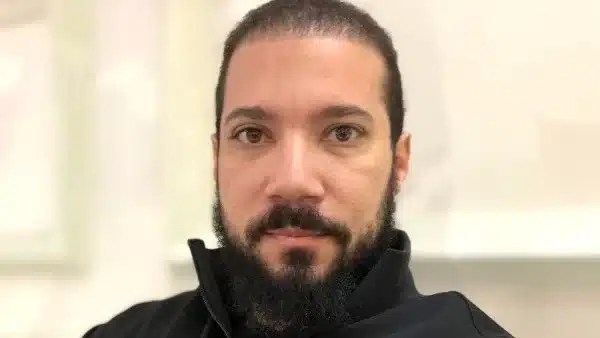 عبدالله رشدي ينفي شائعة الهجرة إلى أمريكا