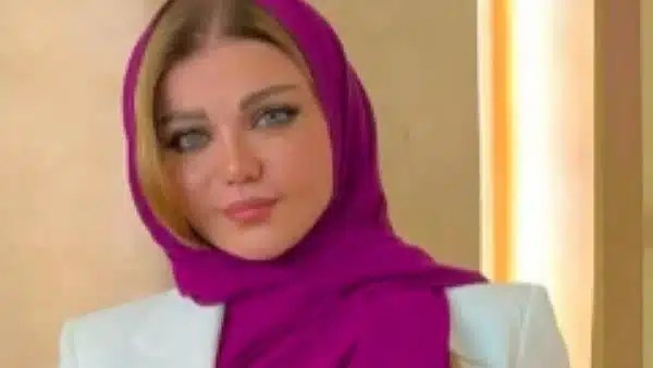 ياسمين الخطيب تعود للجدل بصورة سخرية من ارتداء الحجاب