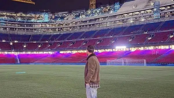 ميسي في كامب نو: زيارة سرية وتحية برشلونة