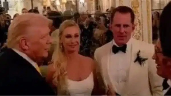 ترامب يحضر حفل زفاف ويثير دهشة الحضور