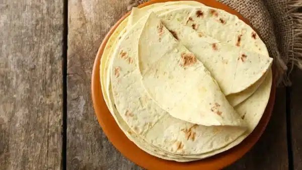 طريقة تحضير عيش التورتيلا في المنزل بخطوات بسيطة