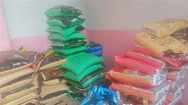 ضبط طن أعلاف مجهولة وعبوات بسكويت منتهية في القليوبية