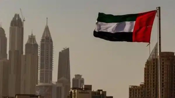 طقس الإمارات اليوم: رياح نشطة وفرص لتشكل الضباب