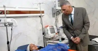 محافظ أسوان يطمئن على مصابي حادث الأتوبيس