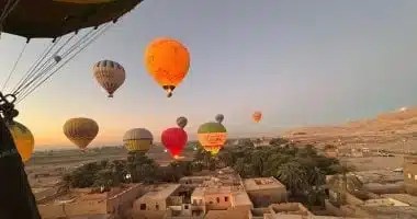 الأقصر تستقطب 1200 سائح في رحلات البالون الطائر