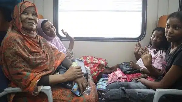سكك حديد مصر تواصل تنفيذ مشروع العودة الطوعية للسودانيين