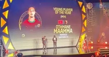 عثمان معما يُتوج بجائزة أفضل لاعب شاب في حفل جوائز الكاف 2025