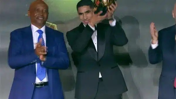 أشرف حكيمي يتوج بجائزة أفضل لاعب إفريقي 2025