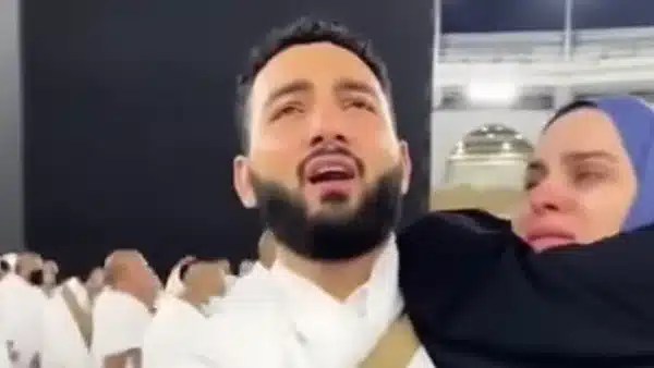 مشهد مؤثر في الحرم المكي يُثير جدلاً واسعاً