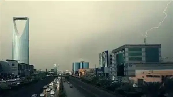 غبار وعواصف ترابية تعمّ مناطق السعودية اليوم