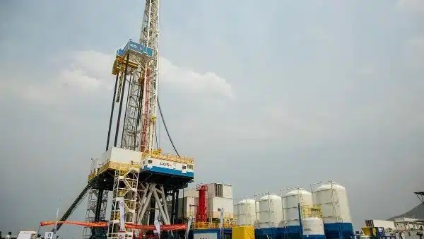 ارتفاع طفيف لأسعار النفط وسط توترات دولية