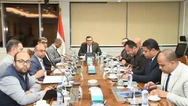 وزير الإسكان يتابع مشروعات المرافق والكهرباء في المدن الجديدة