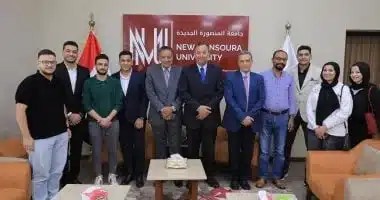 رئيس جامعة المنصورة الجديدة يلتقي خريجي الكليات