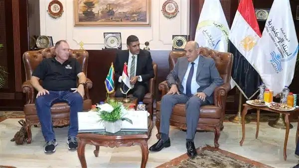 وفد برلماني من جنوب إفريقيا يزور ميناء الإسكندرية