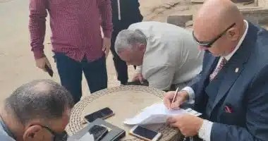 رئيس حي شرق شبرا الخيمة يستمع لشكاوى المواطنين