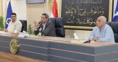 محافظ السويس يناقش قضايا مهمة مع القيادات التنفيذية