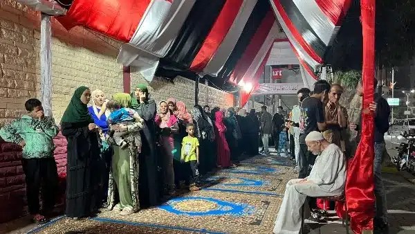محافظ الجيزة يتابع توافد الناخبين إلى لجان التصويت