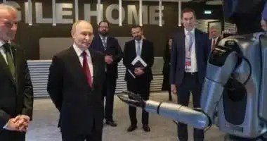 روبوت روسي يقدم عرضاً راقصاً أمام الرئيس فلاديمير بوتين