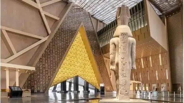 تعليق حاد حول قراءة القرآن في المتحف المصري الكبير