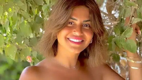 منة فضالي بإطلالة رياضية أنيقة تبرز رشاقتها